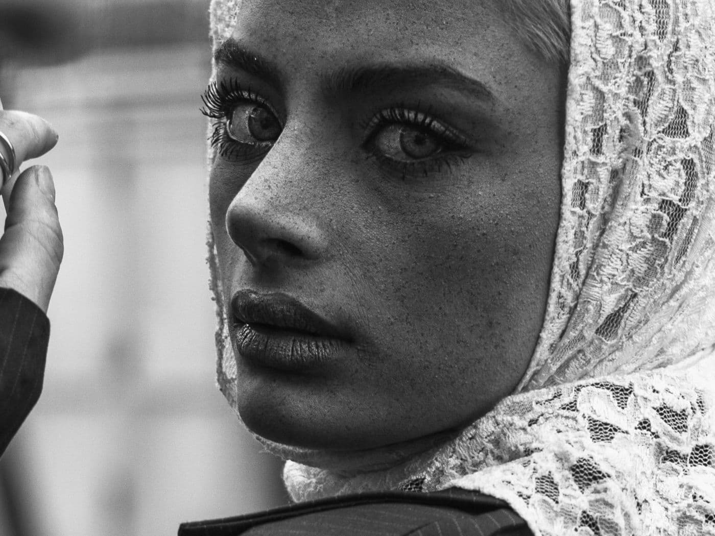 Portrait en noir et blanc d'une femme portant un voile léger en dentelle