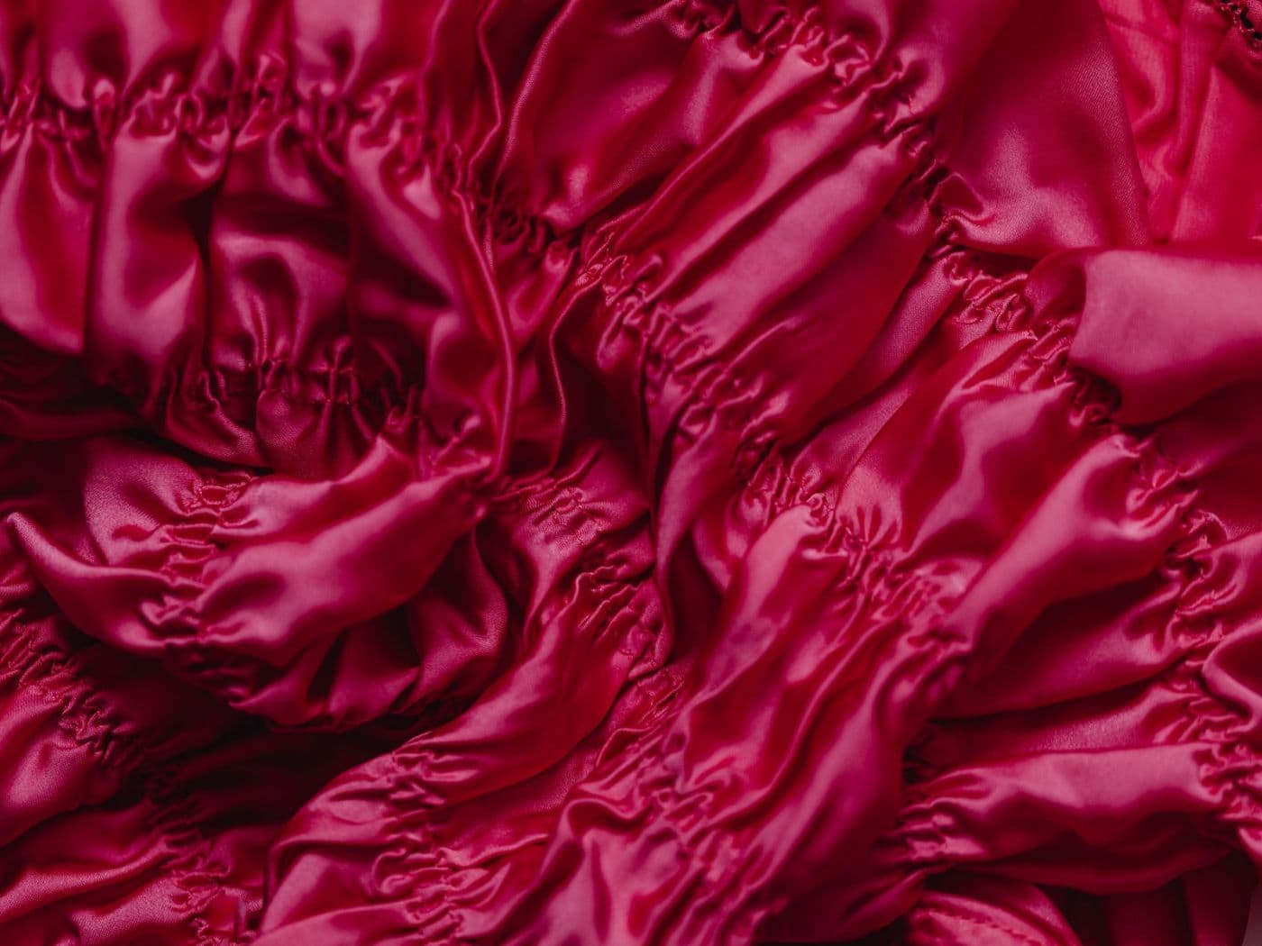 Gros plan sur les plis d'une soie rouge brillante