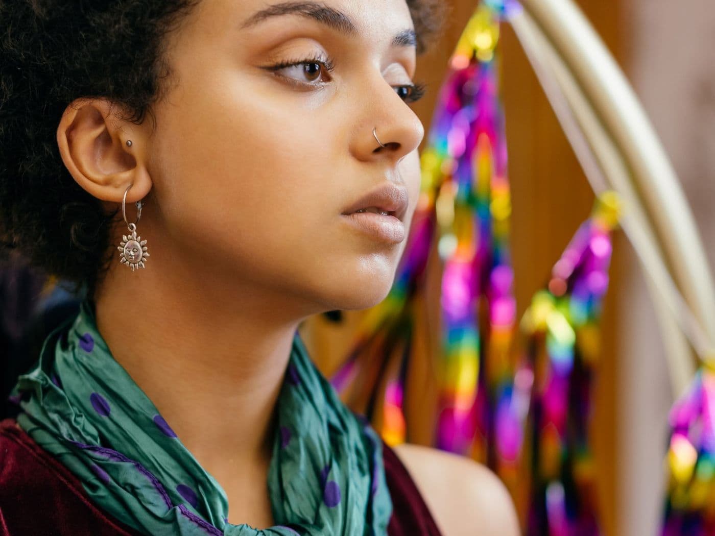 Femme portant un foulard vert et bleu noué au cou