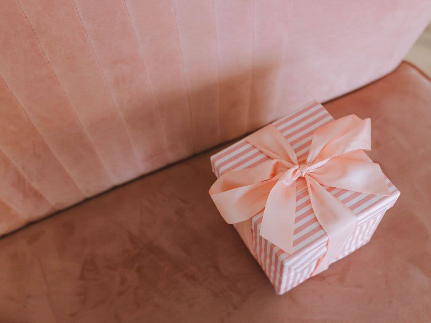 Coffret cadeau rose noué d'un ruban satiné