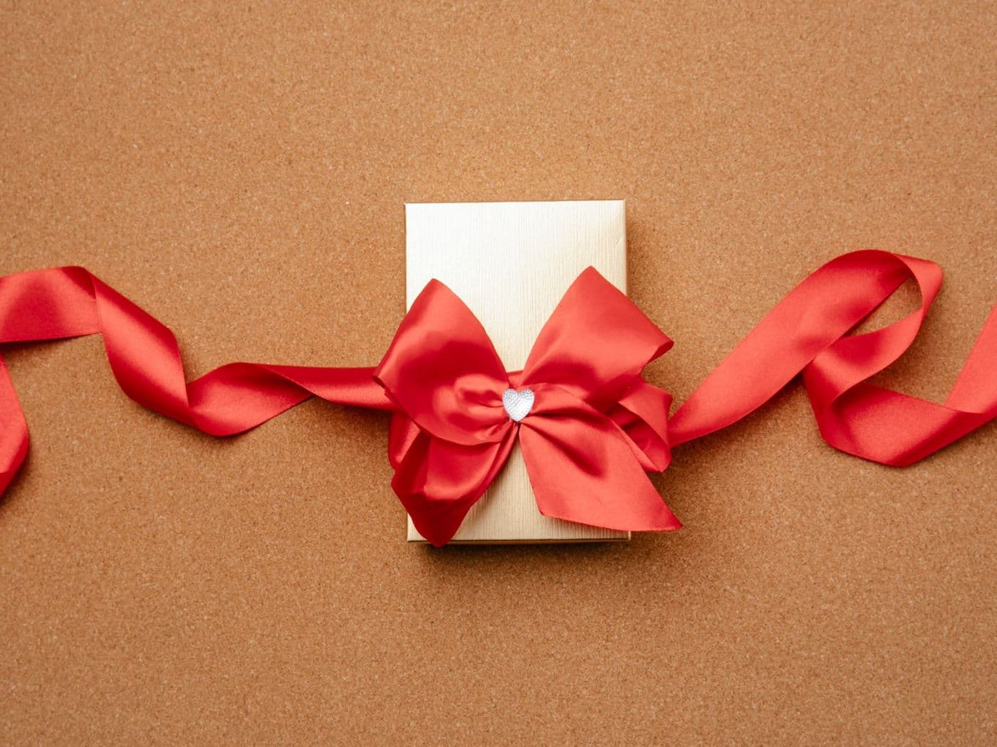 Boîte cadeau blanche nouée d'un ruban rouge
